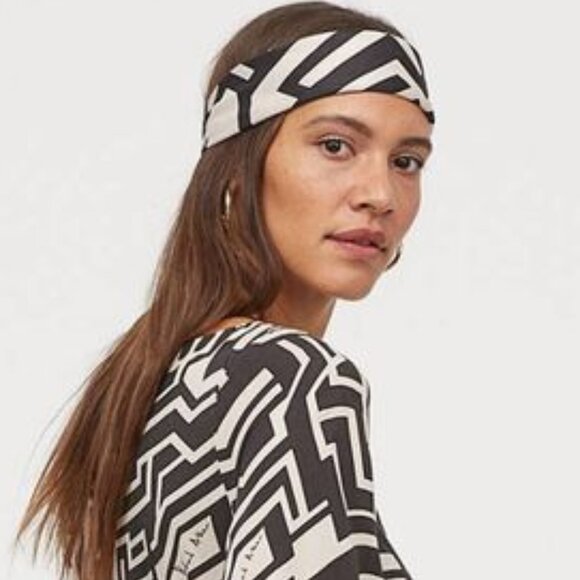 Richard Allan x H&M Sanaa Patterned Satin Scarf in Light Beige / Black - Picture 3 of 9